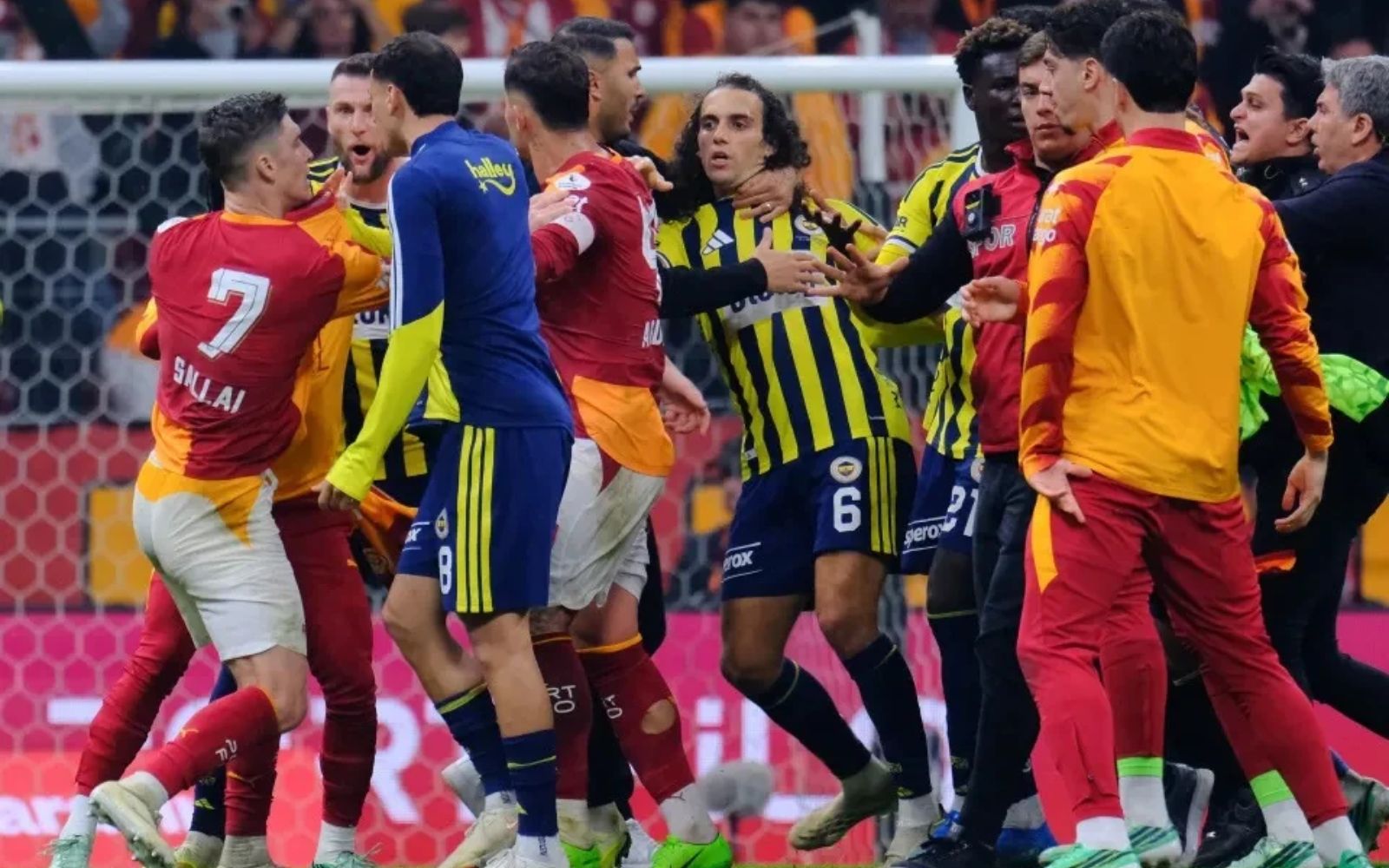 Galatasaray-Fenerbahçe: Le derby dégénère dès la 12e seconde