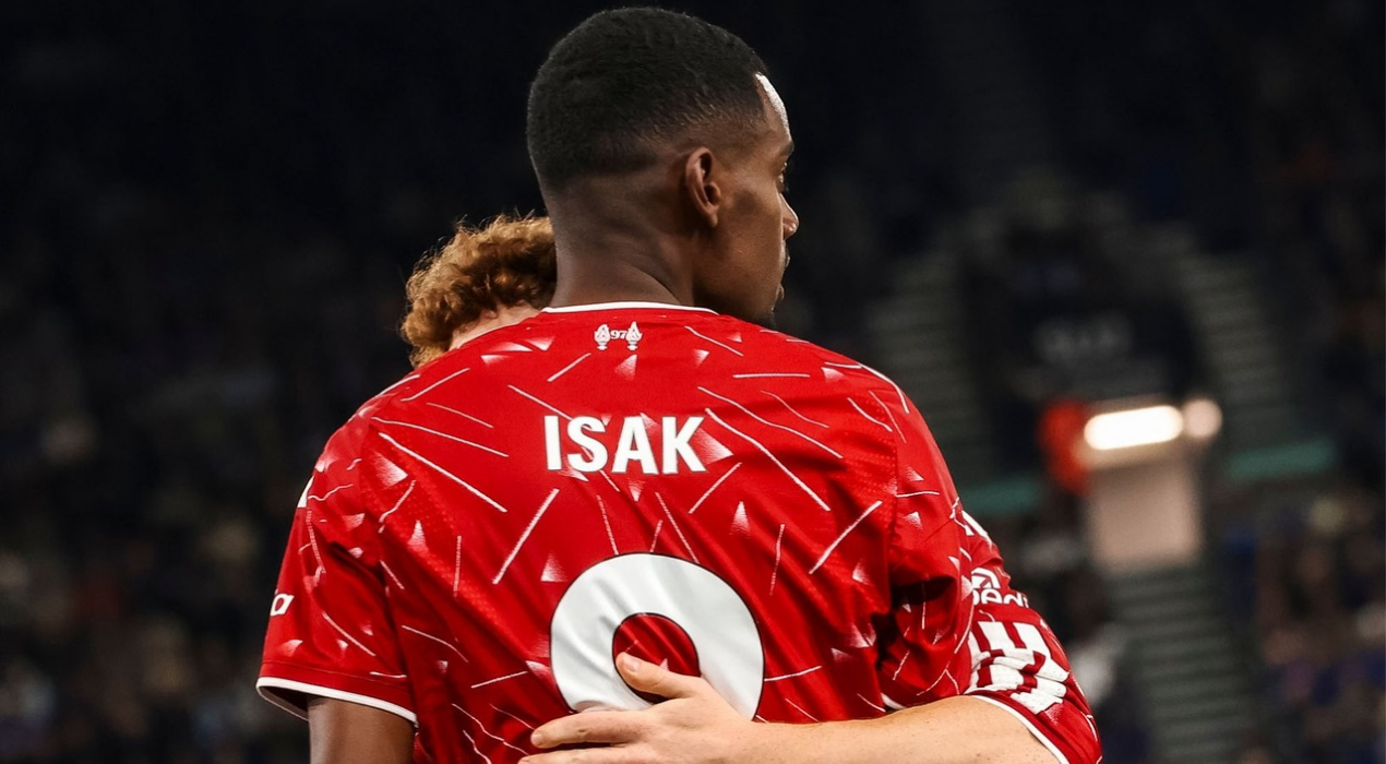 Isak porte Liverpool vers une première victoire