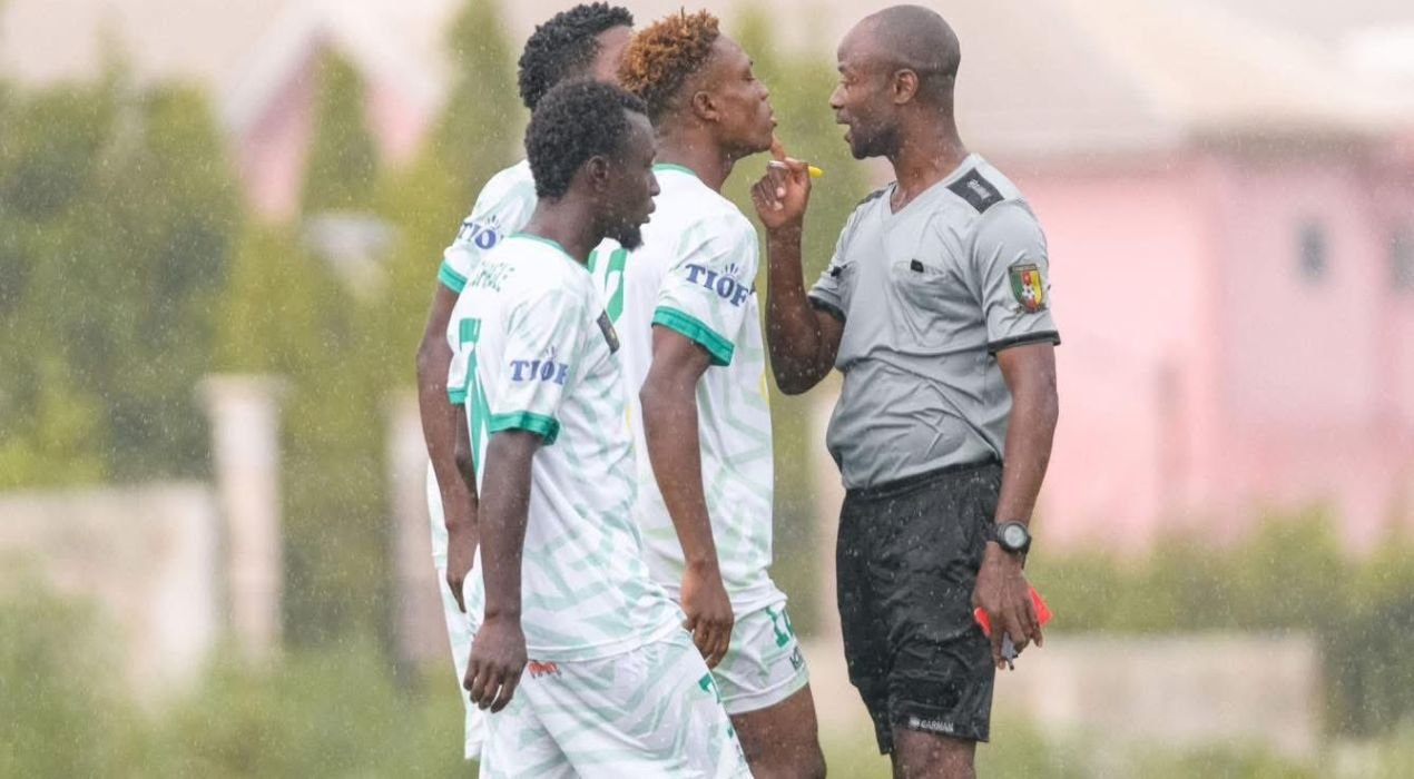 Cameroun : Un arbitre assène un coup de tête à un joueur en plein match de championnat (Vidéo)