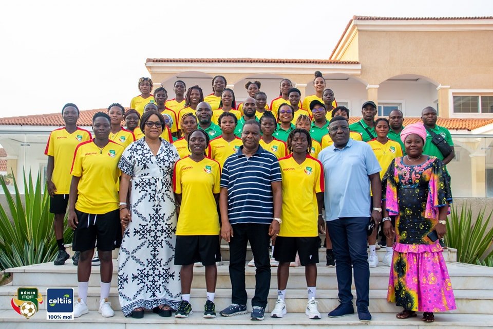 Au Togo, Mathurin de Chacus reçoit et encourage les Amazones après la victoire contre la Sierra Leone