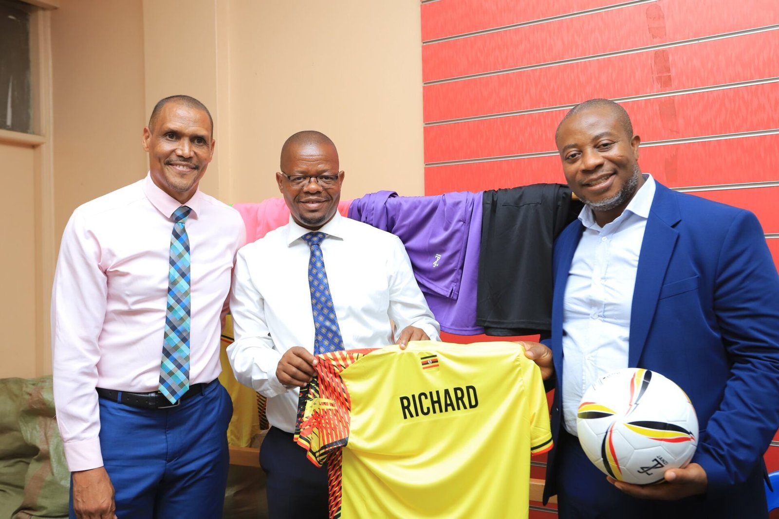 Ouganda : La Fédération reçoit un représentant de la CAF dans ses locaux