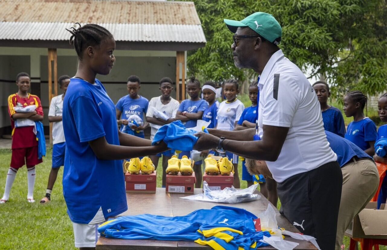 La CAF soutient le football féminin en RD Congo avec un don d’équipements