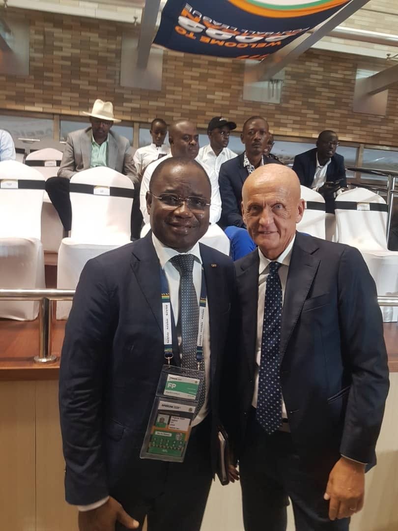 Le béninois Hugues Alain Adjovi et l’italien Pierluigi Collina, deux figures de l’arbitrage se rencontrent