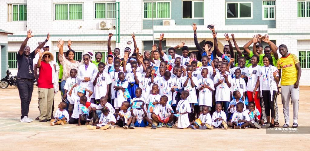 Au Bénin, la basketteuse Ilimath Amouda honore les enfants du centre Jean Eudes de Guema