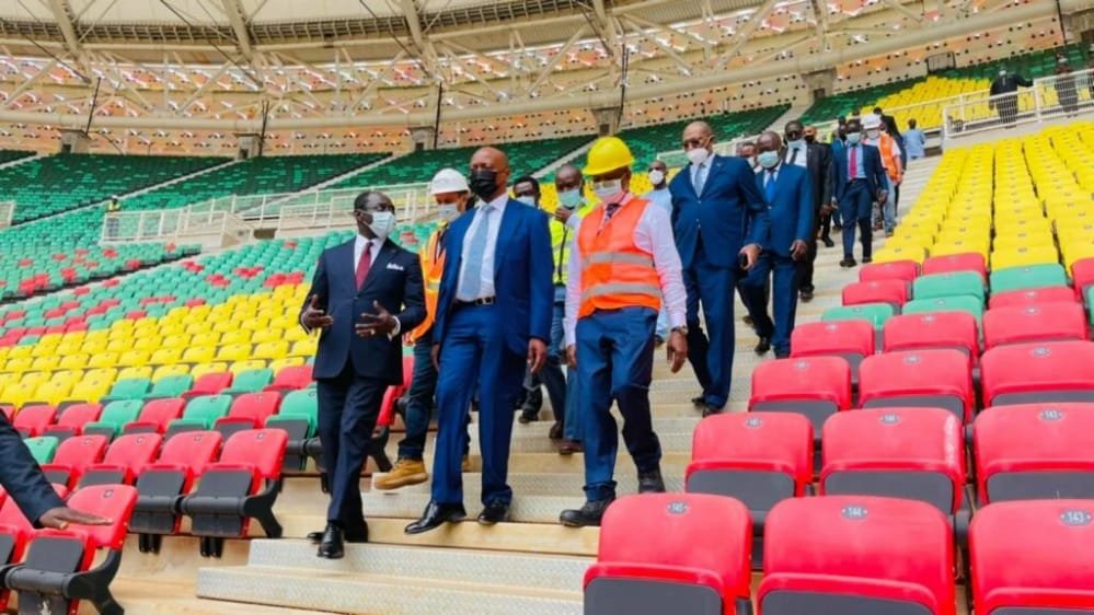 CAN Cameroun 2021 : En visite sur le chantier du stade d’Olembe, Patrice Motsepe séduit