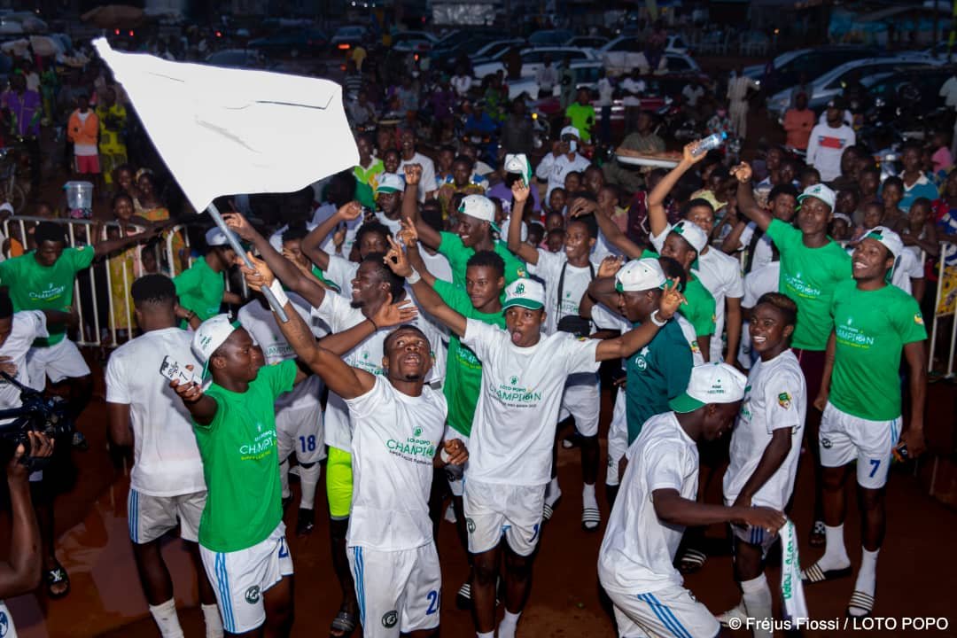 Sacré champion, Esae FC savoure son titre avec liesse.