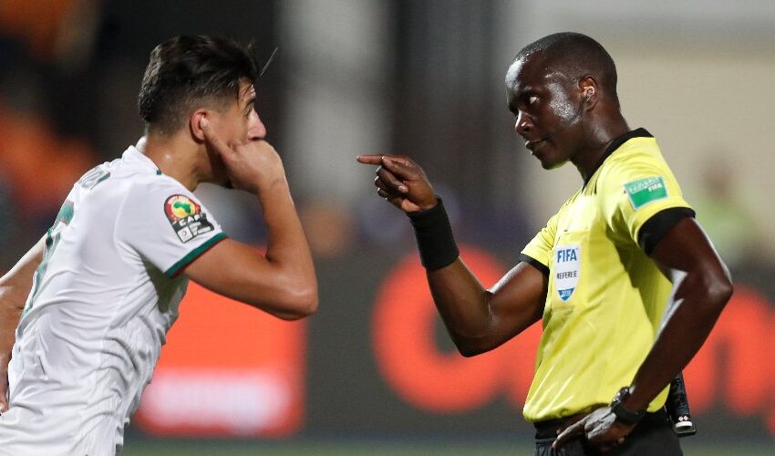 Arbitre contesté de l'Algérie vs Cameroun, Bakary Gassama receives a