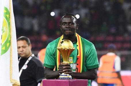 Sénégal: Sadio Mané ramène le trophée de la CAN chez lui, les fans s’enflamment (Vidéo)