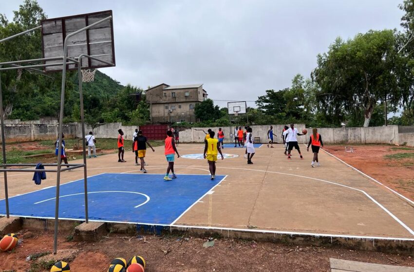  MY Barika donne le goût du basket-ball aux jeunes enfants à Natitingou
