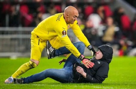 En plein match, un fan s’attaque au gardien de Séville, Marko Dmitrović