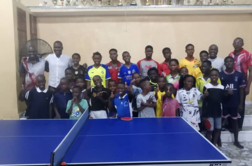  Les dirigeants de la francophonie pongiste internationale consultent un trésor du tennis de table au Bénin